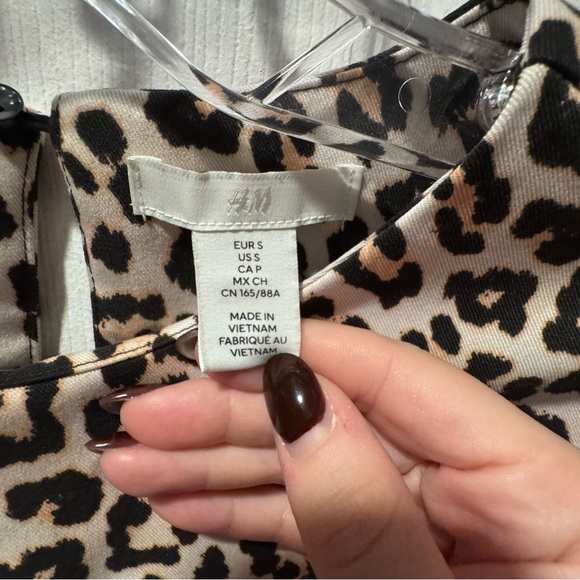 H&M Leopard Print Short Sleeve Shift Dress (Size‎ S) - Picture 3 of 4